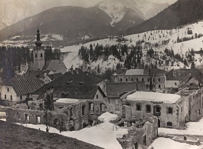Albumi "Oma maailmansota - muistoja Lounaisrintamasta Kärntenissä, Italiassa, Trentino-Alto Adigessa) 31.3.1915-12.11.1918 - Josef Zohles Wien": rauniota Tarvisiossa (b/w pho tekijältä Josef Zohles