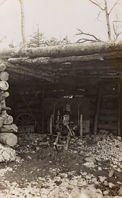 Albumi "Oma maailmansota - muistoja Lounaisrintamasta Kärntenissä, Italiassa, Trentino-Alto Adigessa) 31/03/1915-12/11/1918 - Josef Zohles Wien": hökkeli tykin kanssa (m/w kuva tekijältä Josef Zohles