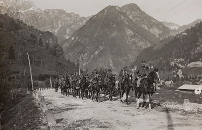 Albumi "Oma maailmansota - muistoja Lounaisrintamasta Kärntenissä, Italiassa, Trentino-Alto Adigessa) 31.3.1915-12.11.1918 - Josef Zohles Wien": ratsuväen sotilaita (b/ tekijältä Josef Zohles
