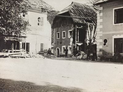 Albumi "Meine weltkriegs - Erinnerungen South-West Front (Kärnten, Italia, Etelä-Tiroli) (Minun maailmansota - muistoja Lounaisrintamasta Kärntenissä, Italiassa, Trentino-Alto Adige) 31.3.1915-12.11. 1918 - Josef Zohles Wien ": neliö ja rauniot (b/w pho tekijältä Josef Zohles
