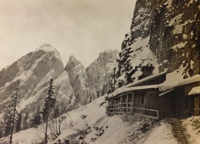 Albumi "Oma maailmansota - muistoja lounaisrintamasta Kärntenissä, Italiassa, Trentino-Alto Adigessa) 31.3.1915-12.11.1918 - Josef Zohles Wien": sotilaskasarmi Alissa tekijältä Josef Zohles