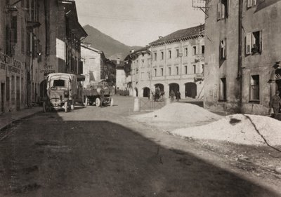 Albumi "Oma maailmansota - muistoja Lounaisrintamasta Kärntenissä, Italiassa, Trentino-Alto Adigessa) 31.3.1915-12.11.1918 - Josef Zohlen Wien": neliö Tolmezzo (m/v kuva) tekijältä Josef Zohles