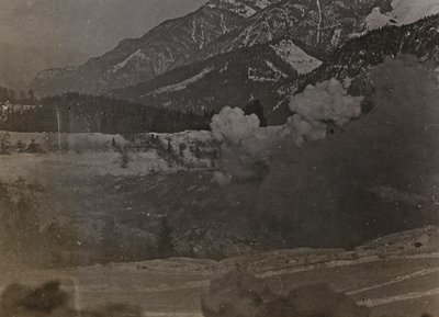 Albumi "Oma maailmansota - muistoja Lounaisrintamasta Kärntenissä, Italiassa, Trentino-Alto Adigessa) 31.3.1915-12.11.1918 - Josef Zohlen Wien": pommi-iskut (m/w kuva) tekijältä Josef Zohles