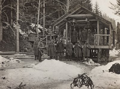 Albumi "Oma maailmansota - muistoja Lounaisrintamasta Kärntenissä, Italiassa, Trentino-Alto Adige" 31.3.1915-12.11.1918 - Josef Zohles Wien ": sotilaita kaapelin edessä tekijältä Josef Zohles