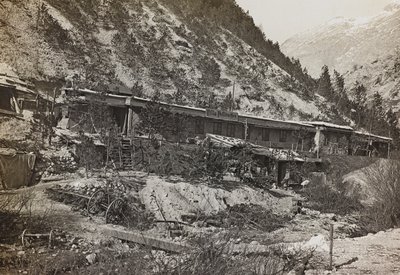 Albumi "Oma maailmansota - muistoja Lounaisrintamasta Kärntenissä, Italiassa, Trentino-Alto Adigessa) 31.3.1915-12.11.1918 - Josef Zohles Wien": sotilaskasarmi (m/v kuva tekijältä Josef Zohles