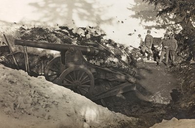 Albumi "Oma maailmansota - muistoja lounaisrintamasta Kärntenissä, Italiassa, Trentino-Alto Adigessa) 31.3.1915-12.11.1918 - Josef Zohles Wien": Sotilaita kanuunalla Prassa tekijältä Josef Zohles