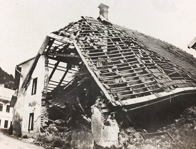 Albumi "Oma maailmansota - muistoja Lounaisrintamasta Kärntenissä, Italiassa, Trentino-Alto Adigessa) 31.3.1915-12.11.1918 - Josef Zohlen Wien": talon rauniot Ugovizissa tekijältä Josef Zohles