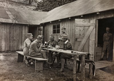 Albumi "Oma maailmansota - muistoja Lounaisrintamasta Kärntenissä, Italiassa, Trentino-Alto Adige" 31.3.1915-12.11.1918 - Josef Zohles Wien ": sotilaita tauolla (b/ tekijältä Josef Zohles