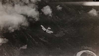 Albumi "Oma maailmansota - muistoja Lounaisrintamasta Kärntenissä, Italiassa, Trentino-Alto Adige" 31.3.1915-12.11.1918 - Josef Zohles Wien ": itävaltalainen lentokone lentää yli tekijältä Josef Zohles