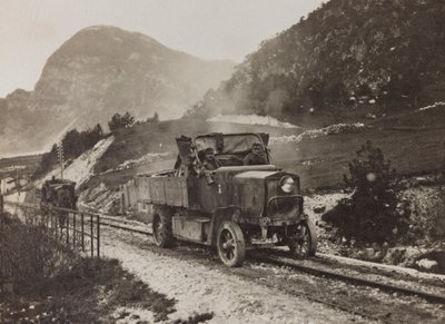 Albumi "Oma maailmansota - muistoja Lounaisrintamasta Kärntenissä, Italiassa, Trentino-Alto Adigessa) 31.3.1915-12.11.1918 - Josef Zohles Wien": sotilasajoneuvoja pitkin tekijältä Josef Zohles