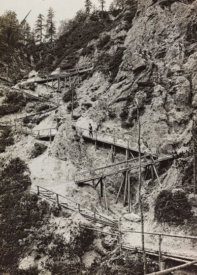 Albumi "Oma maailmansota - muistoja lounaisrintamasta Kärntenissä, Italiassa, Trentino-Alto Adigessa) 31.3.1915-12.11.1918 - Josef Zohlen Wien": puisia kävelyteitä vuorelle tekijältä Josef Zohles