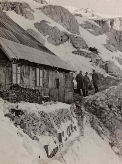 Albumi "Oma maailmansota - muistoja Lounaisrintamasta Kärntenissä, Italiassa, Trentino-Alto Adigessa) 31.3.1915-12.11.1918 - Josef Zohles Wien": sotilaskasarmi (m/w kuva tekijältä Josef Zohles