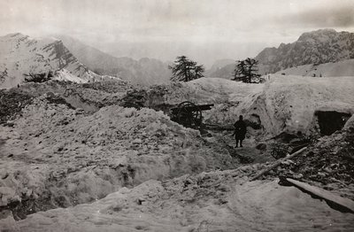Albumi "Meine weltkriegs - Erinnerungen South-West Front (Kärnten, Italia, Etelä-Tiroli) (Minun maailmansota - muistoja Lounaisrintamasta Kärntenissä, Italiassa, Trentino-Alto Adige) 31.3.1915-12.11. 1918 - Josef Zohles Wien ": juoksuhautoja lumessa tekijältä Josef Zohles