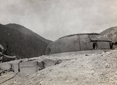 Albumi "Oma maailmansota - muistoja Lounaisrintamasta Kärntenissä, Italiassa, Trentino-Alto Adigessa) 31.3.1915-12.11.1918 - Josef Zohlen Wien": Fort Hensel (m/w kuva) tekijältä Josef Zohles