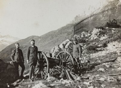 Albumi "Oma maailmansota - muistoja Lounaisrintamasta Kärntenissä, Italiassa, Trentino-Alto Adige" 31/03/1915-12/11/1918 - Josef Zohles Wien ": sotilaita kanuunalla (b/w p tekijältä Josef Zohles