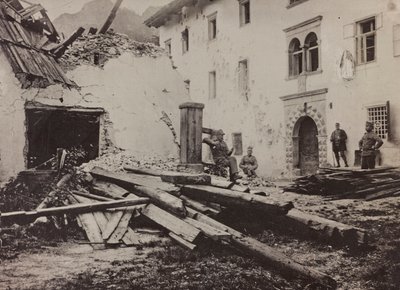 Albumi "Oma maailmansota - muistoja Lounaisrintamasta Kärntenissä, Italiassa, Trentino-Alto Adige" 31.3.1915-12.11.1918 - Josef Zohles Wien ": sotilaita ja rauniota Valbissa tekijältä Josef Zohles