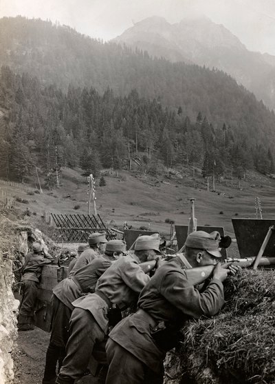 Albumi "Oma maailmansota - muistoja Lounaisrintamasta Kärntenissä, Italiassa, Trentino-Alto Adigessa) 31.3.1915-12.11.1918 - Josef Zohles Wien": sotilaita juoksuhaudoissa (b. tekijältä Josef Zohles