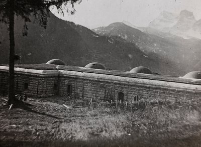 Albumi "Oma maailmansota - muistoja Lounaisrintamasta Kärntenissä, Italiassa, Trentino-Alto Adigessa) 31.3.1915-12.11.1918 - Josef Zohles Wien": italialainen linnoitus (b/w pho tekijältä Josef Zohles
