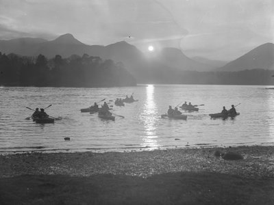 Näkymä ihmisistä, jotka melovat Derwentwaterilla joko auringonnousun tai auringonlaskun aikaan. tekijältä Joseph Hardman