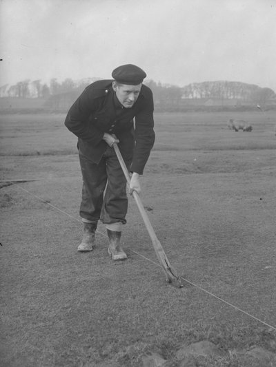 Turf leikkuri leikkaa turvetta tekijältä Joseph Hardman
