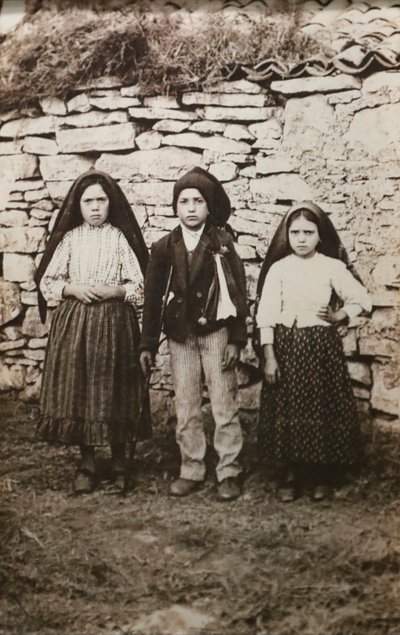 Fatiman pyhäkkö. Lucia dos Santos ja hänen serkkunsa Francisco ja Jacinta Marto. Fatiman Neitsyt Maria. Portugali. tekijältä Joshua Benoliel