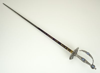Pieni miekka, n. 1790 (fasetti, kiillotettu, sinitetty ja kullattu teräs, jossa on rauta- ja jaspisesineitä) tekijältä Josiah Wedgwood