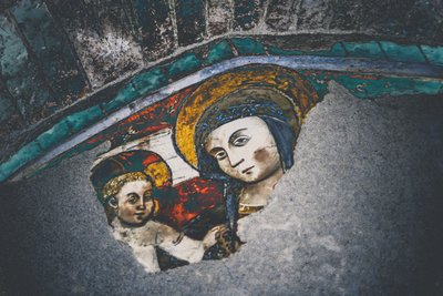Madonna ja lapsi, sarjasta Maria ja Jeesus Savonnassa, 2015 (valokuva). tekijältä Joy Lions