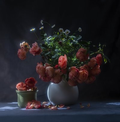 Moody Roses -asetelma tekijältä Judy Tseng