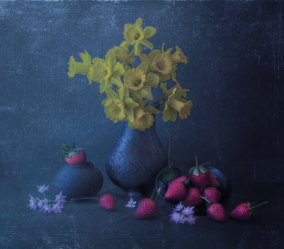 Keltaiset narsissit ja mansikat tekijältä Judy Tseng
