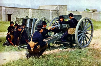 Ranskalaiset sotilaat kranaatinheittimellä toiminnassa Marnen taistelun aikana Pariisin itäpuolella syyskuussa 1914 (autokromi) tekijältä Jules Gervais Courtellemont
