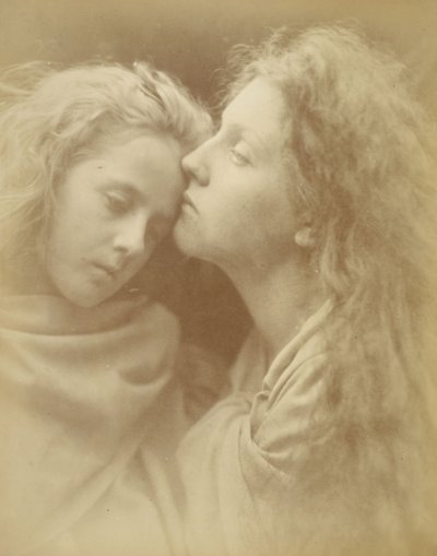 ("The Kiss of Peace" – Rauhan suudelma) – Mary Ann Hillier (ja Florence Anson) tekijältä Julia Margaret Cameron
