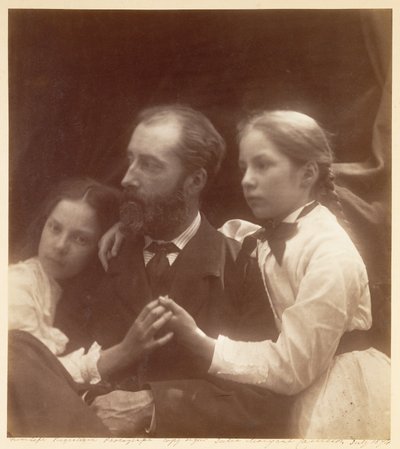 Charles Norman tyttäriensä Adeline ja Margaretin kanssa tekijältä Julia Margaret Cameron