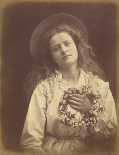 "Minusta tulee toukokuun kuningatar, äiti, minusta tulee toukokuun kuningatar" tekijältä Julia Margaret Cameron