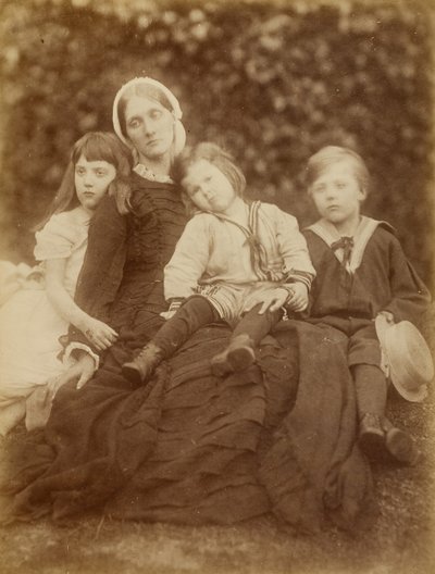 Rouva Herbert Duckworth yhdessä Florence Fisherin, George Duckworthin ja Herbert Fisherin kanssa, elokuu 1872. tekijältä Julia Margaret Cameron