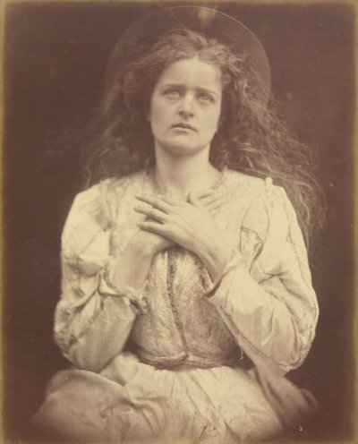 "Nyt luulen, että aikani on lähellä - luotan siihen - tiedän"/"Siunattu Musiikki kulki sitä tietä, jota sieluni joutuu kulkemaan." tekijältä Julia Margaret Cameron