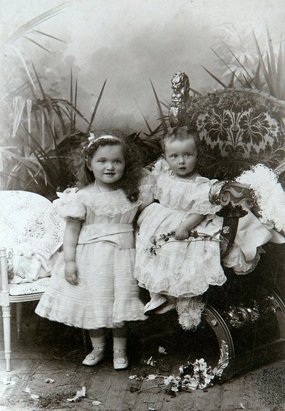 Venäjän suurherttuattaret Olga Nikolajevna ja Tatjana Nikolajevna, 1800-luvun loppu tekijältä K. von Hahn