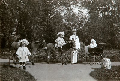 Venäjän suurherttuattaret Olga, Tatjana ja Maria, Tsarskoje Selo, Venäjä, c1899-c1900 tekijältä K. von Hahn