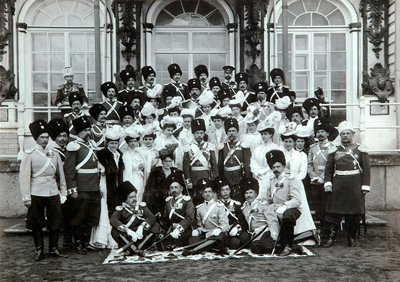 Venäjän keisarillinen perhe Katariinan palatsin ulkopuolella, Tsarskoje Selo, Venäjä, 1900-luvun alku. tekijältä K. von Hahn