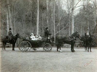 Venäjän tsaari Nikolai II perheineen Tsarskoje Selon puistossa Venäjällä, 1900-luku. tekijältä K. von Hahn