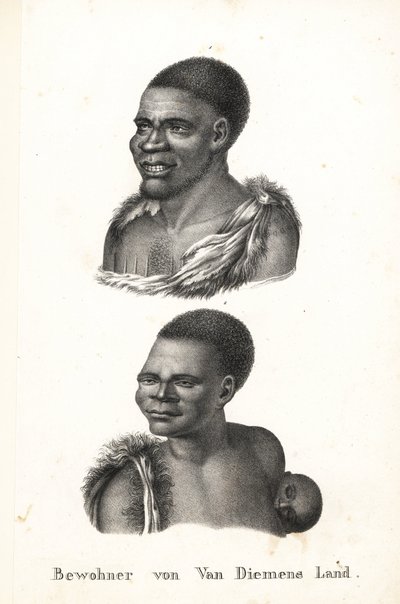 Alkuasukkaat Tasmaniasta, Van Diemenin maasta. Grou Aagara, mies, jolla on karvaus rinnassa ja eläinnahkainen viitta, ja Arra-Maida, nainen lapsen selässä kengurupapussa. Asukkaat tuhosivat Tasmanian alkuasukkaat. Kopioitu Nicolas Martilta tekijältä Karl Joseph Brodtmann