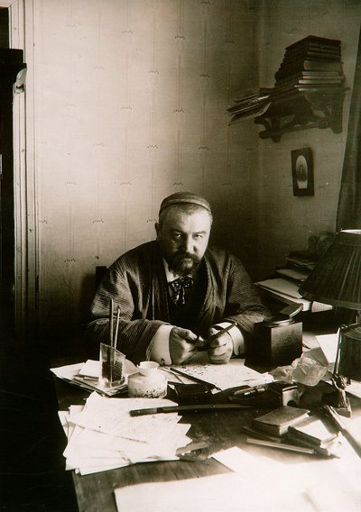 Aleksanteri Kuprin, venäläinen kirjailija, pöytänsä ääressä, Gatchina, Venäjä, 1900-luvun alku. tekijältä Karl Karlovich Bulla