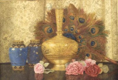 Eastern Presents: Cloisonne-maljakko, riikinkukon höyhenet, Damaskin ruusut ja Intian maljakko. tekijältä Kate Hayllar
