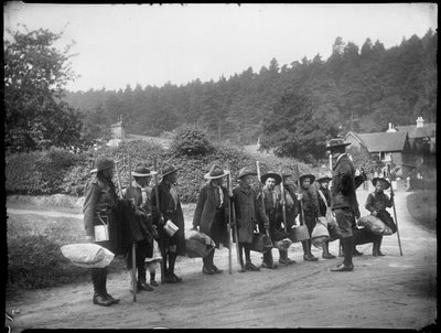 Holmbury St Mary, Shere, Guildford, Surrey, 23/05/1912 (foto em preto e branco) finlandês tekijältä Katherine Jean Macfee