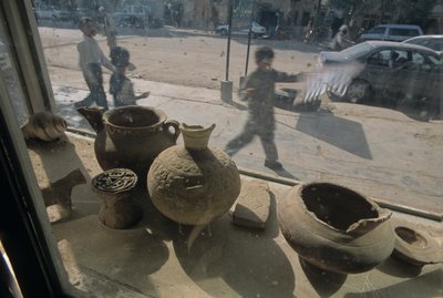 Afganistan; Herat; myytävät antiikkiesineet; näyteikkuna; katukohtaus, mm7167, Mendi..., 2004 (kuva) tekijältä Kenneth Garrett