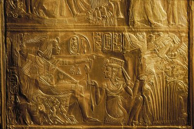 Yksityiskohta metsästyslintuja jousella ja nuolella kanoppipyhäkössä, kultaa, kuningas Tutankhamon;..., 2004 (kuva) tekijältä Kenneth Garrett