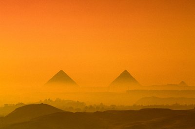 Egypti; Vanha valtakunta; Gizan ylätasanko; Gizan pyramidit; Khufu; Khafre; Menkaure tekijältä Kenneth Garrett