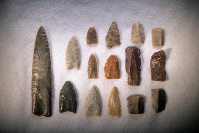 Ensimmäiset amerikkalaiset; Clovis-pisteet; Blackwater Draw; New Mexico; Cloviksen tyyppipaikka, 2000 (kuva) tekijältä Kenneth Garrett