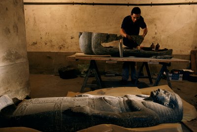 Senqedin sarkofagin pohjan fragmentteja rekonstruoidaan, Uusi valtakunta, 2002 (kuva). tekijältä Kenneth Garrett
