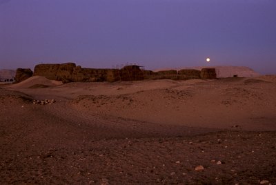 Täysikuu laskee Khasekhemuyn Shunetin yllä, Abydos, Egypti, 2005 (kuva). tekijältä Kenneth Garrett