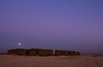 Täysikuu laskee Khasekhemuyn Shunetin yllä, Abydos, Egypti, 2005 (kuva). tekijältä Kenneth Garrett